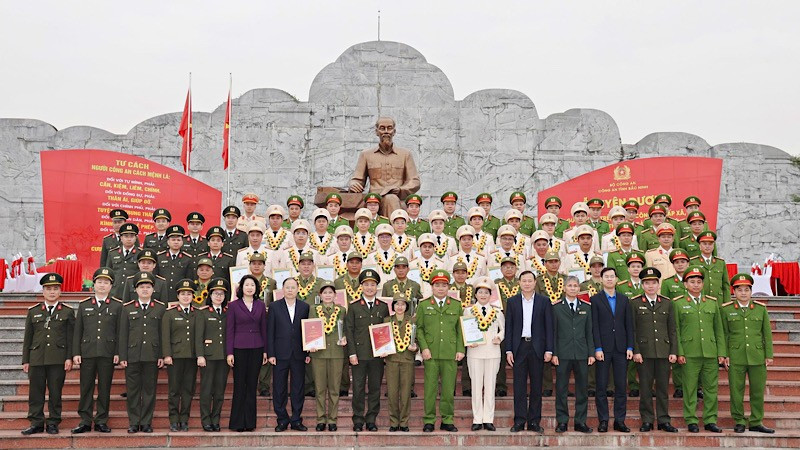 Các đại biểu và những tấm gương tiêu biểu trong lực lượng Công an và bảo vệ an ninh trật tự ở cơ sở chụp ảnh lưu niệm.