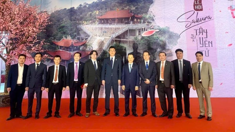 Khách quốc tế và lãnh đạo tỉnh, lãnh đạo xã Tây Yên Tử chụp ảnh lưu niệm tại khu du lịch sinh thái tâm linh Tây Yên Tử.