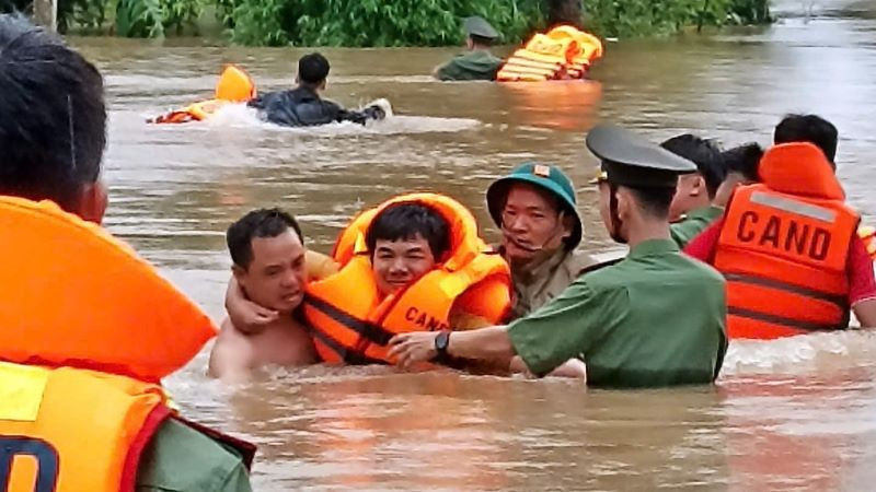 Lực lượng công an, quân đội xã Yên Thế đưa người dân ra khỏi vùng lũ.