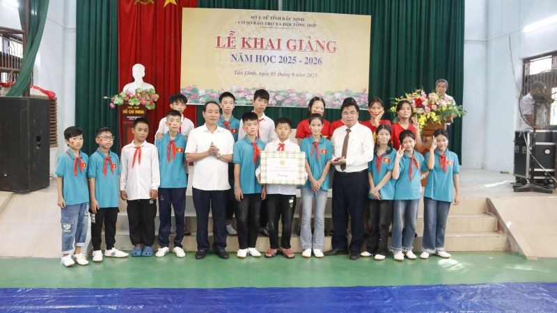 Lãnh đạo Sở Y tế tỉnh Bắc Ninh tặng quà cho trẻ khuyết tật nghe, nói nhân Lễ khai giảng năm học mới. 