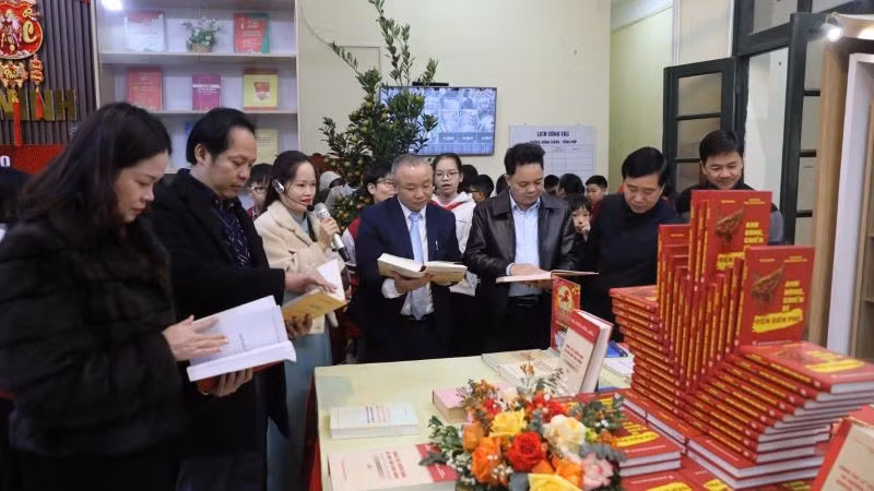 Các đại biểu tham quan gian trưng bày tại buổi khai mạc.