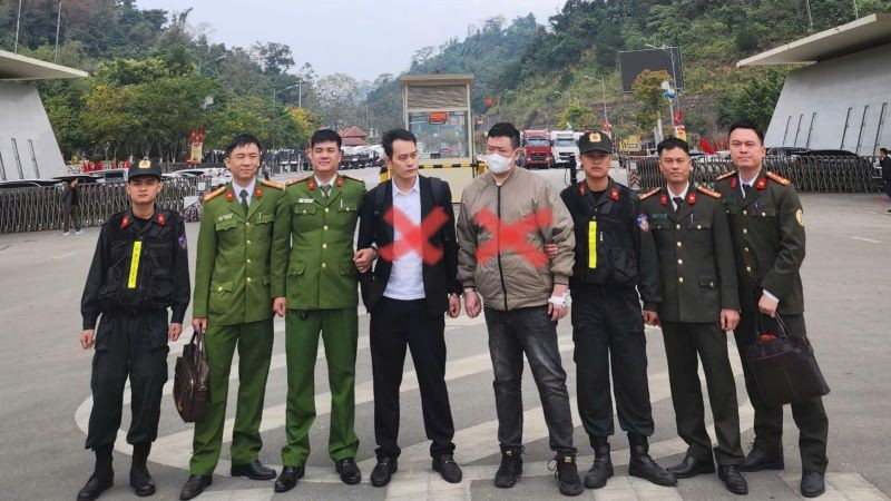 Công an tỉnh Bắc Ninh đưa 2 đối tượng truy nã quốc tế (đánh dấu X) đến cửa khẩu quốc tế Hữu Nghị, Lạng Sơn để bàn giao cho các cơ quan chức năng phía Trung Quốc.