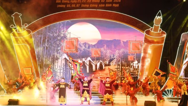 Biểu diễn nghệ thuật trong chương trình khai hội.