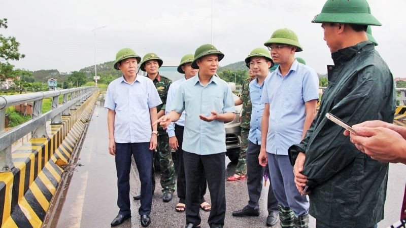 Đồng chí Mai Sơn, Ủy viên Ban Thường vụ Tỉnh ủy, Phó Chủ tịch Thường trực Ủy ban nhân dân tỉnh Bắc Ninh chỉ đạo khắc phục hậu quả lũ lụt.