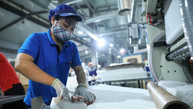 Sản xuất trong nhà máy tại khu công nghiệp Quang Châu, Bắc Ninh.