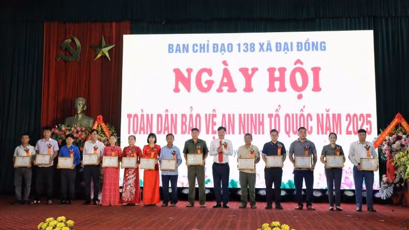 Trao quà cho các cá nhân có thành tích xuất sắc tại ngày hội.