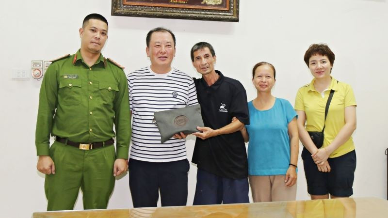Ông Kweon O Bong (thứ 2, trái sang) nhận lại chiếc ví.