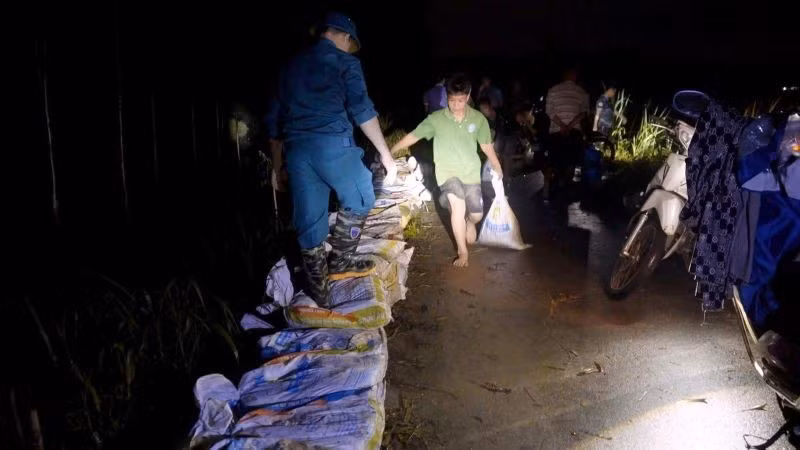 Quân và dân xã Tiên Lục trắng đêm đắp đê ngăn nước lũ.