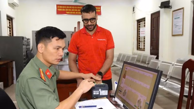 Công an tỉnh Bắc Ninh làm thủ tục cấp định danh điện tử mức độ 2 cho người nước ngoài.