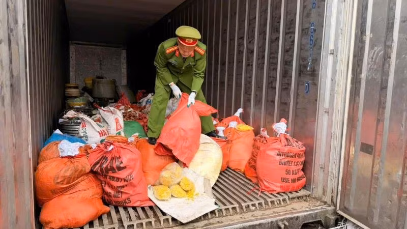 Lực lượng công an kiểm tra xe vận chuyển riềng xay bị trộn hóa chất.