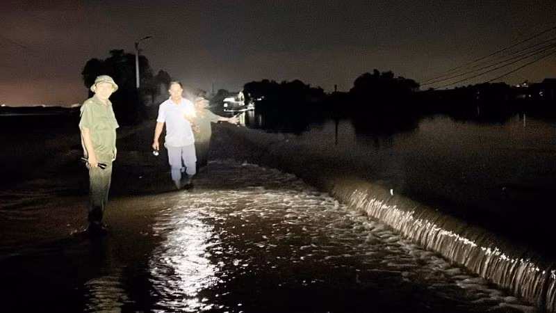 Lực lượng tại chỗ ứng trực tại đê bối xã Vân Hà.