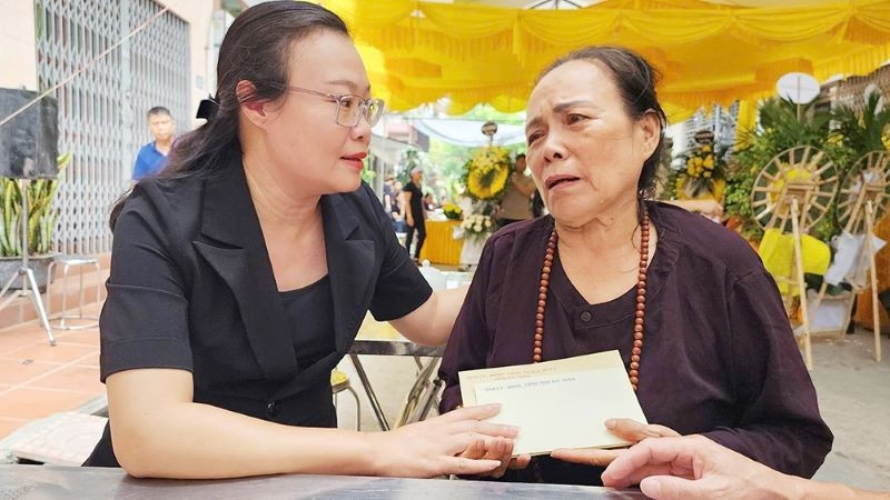 Đồng chí Thái Hải Anh trao kinh phí hỗ trợ đến gia đình nạn nhân.