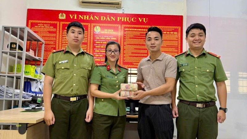 Cán bộ thuộc Tổ lý lịch tư pháp, Phòng Hồ sơ nghiệp vụ Công an tỉnh Bắc Ninh trao trả 400 triệu đồng cho anh Tạ Văn Tĩnh.