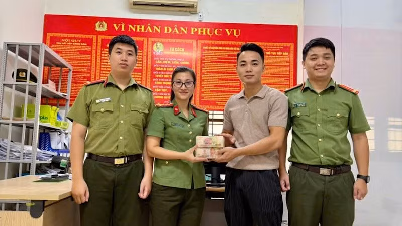 Cán bộ thuộc Tổ lý lịch tư pháp, Phòng Hồ sơ nghiệp vụ Công an tỉnh Bắc Ninh trao trả 400 triệu đồng cho anh Tạ Văn Tĩnh.