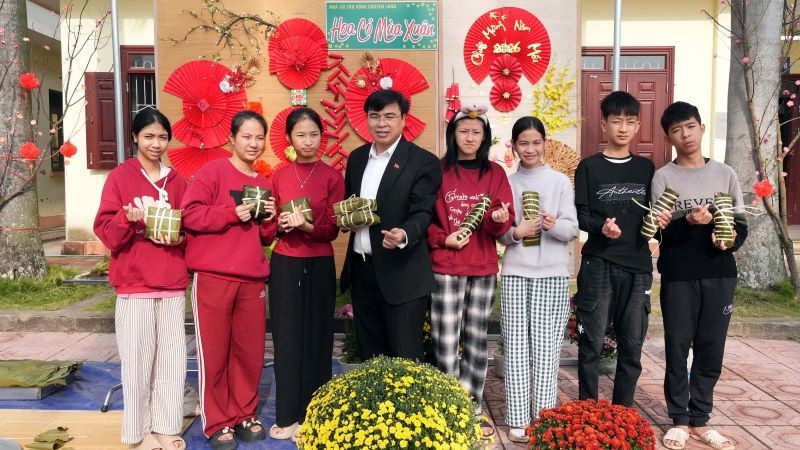 Ông Nguyễn Văn Huế, Giám đốc Cơ sở Bảo trợ xã hội Bắc Ninh cùng các cháu được nuôi dưỡng tại trung tâm trong sự kiện gói bánh chưng đón Tết.