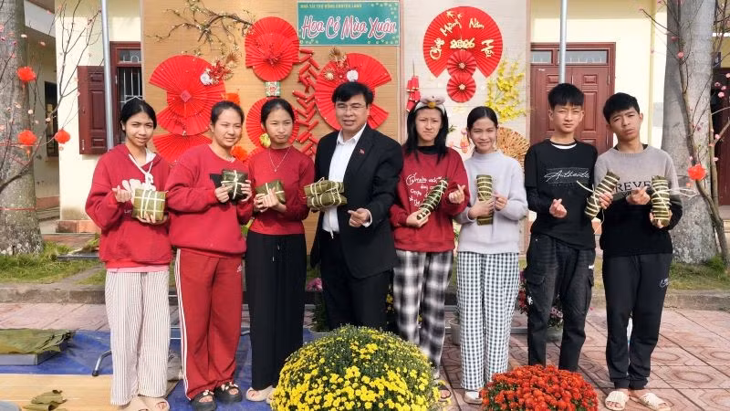 Ông Nguyễn Văn Huế, Giám đốc Cơ sở Bảo trợ xã hội Bắc Ninh cùng các cháu được nuôi dưỡng tại trung tâm trong sự kiện gói bánh chưng đón Tết.