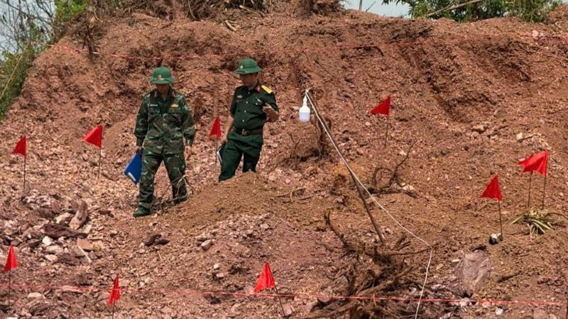 Lực lượng công binh tại hiện trường phát hiện bom.