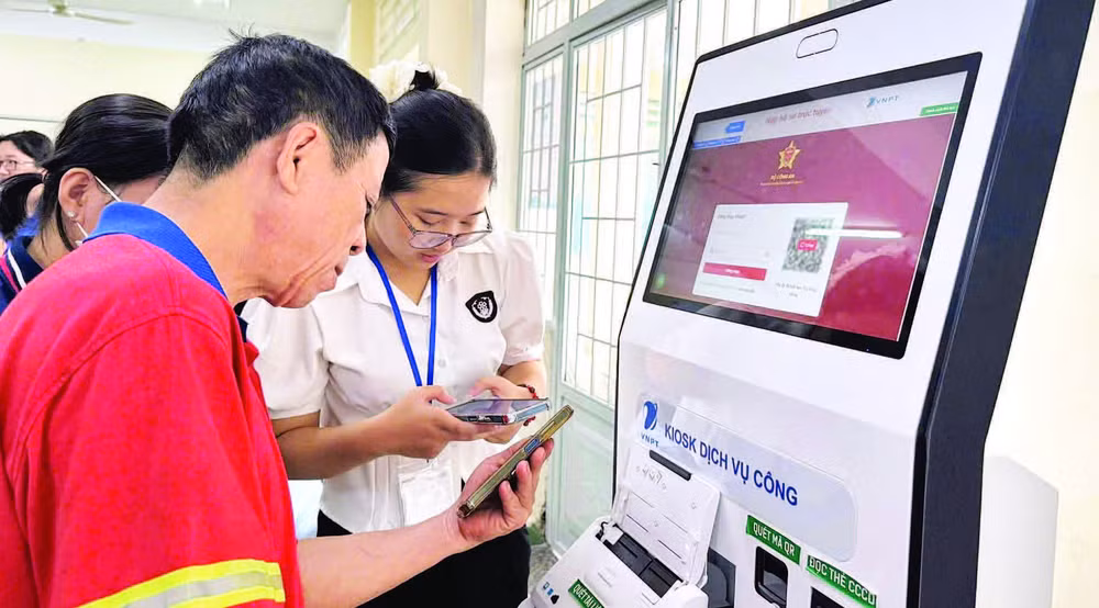 Cán bộ Trung tâm Phục vụ hành chính công phường Tam Hiệp hướng dẫn người dân sử dụng dịch vụ công.