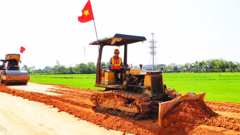 Đơn vị thi công Dự án liên kết vùng miền trung tỉnh Quảng Nam đang tập trung thi công hoàn thành dự án.