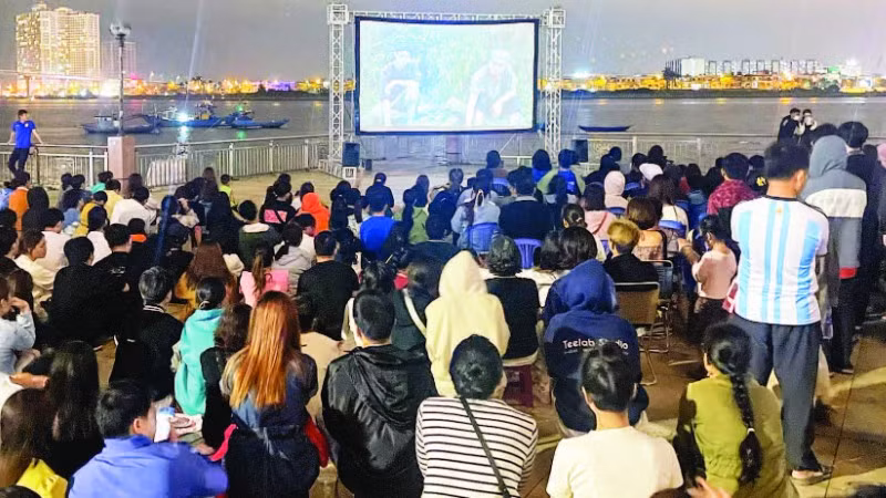 Chiếu phim miễn phí ngoài trời trong khuôn khổ Liên hoan phim châu Á Đà Nẵng.
