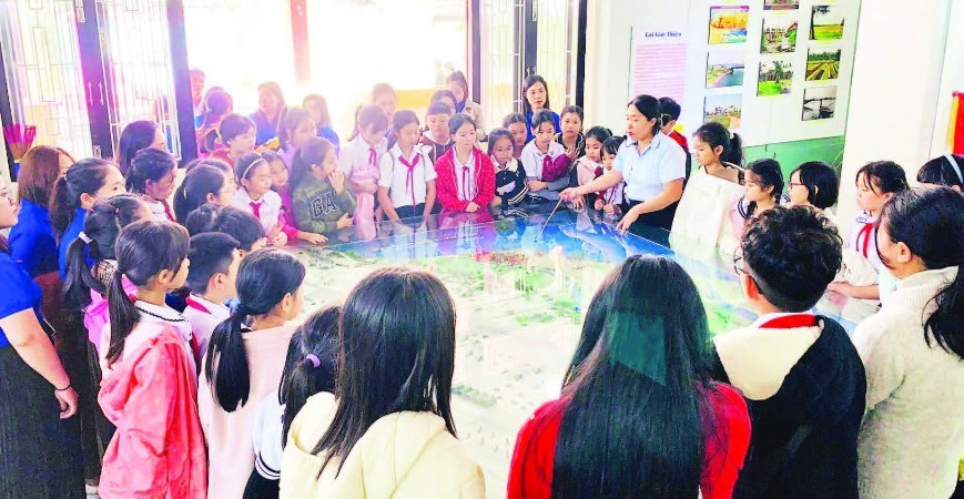 Học sinh Trường tiểu học Tiểu La về nguồn tại Khu căn cứ cách mạng K20.