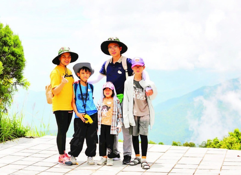 Du khách chụp ảnh check-in ở độ cao 1.450m của đỉnh Bạch Mã. duyen-hai-8-7-9725-392.jpg