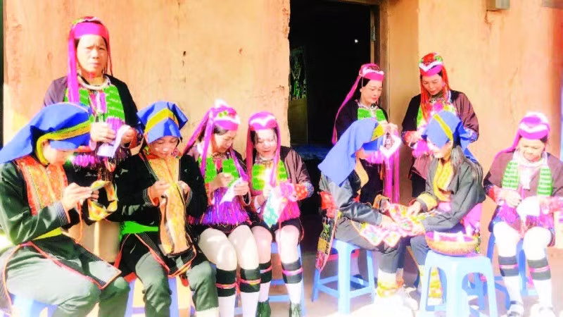 Nghệ thuật may và trang trí trang phục người Dao Thanh Phán ở huyện Ba Chẽ, tỉnh Quảng Ninh.