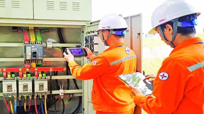 Nhân viên điện lực thành phố Hưng Yên kiểm tra tủ điện bằng camera ảnh nhiệt.