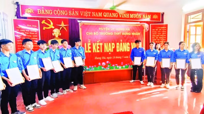 Các học sinh Trường THPT Hưng Nhân (huyện Hưng Hà, Thái Bình) được kết nạp Đảng trong dịp 19/5 vừa qua.