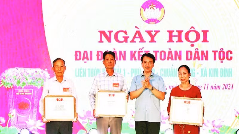 Chủ tịch Ủy ban Mặt trận Tổ quốc tỉnh Hải Dương trao Bằng khen tặng các khu dân cư xã Kim Đính.