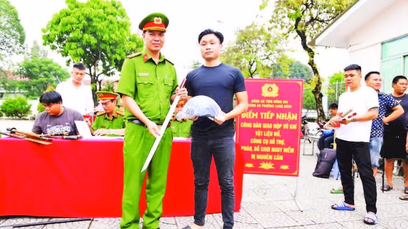 Công an tỉnh Đồng Nai triển khai mô hình “Đổi vũ khí, vật liệu nổ, công cụ hỗ trợ và pháo lấy phiếu khám, chữa bệnh, tặng nón bảo hiểm” tại Công an phường Long Bình.