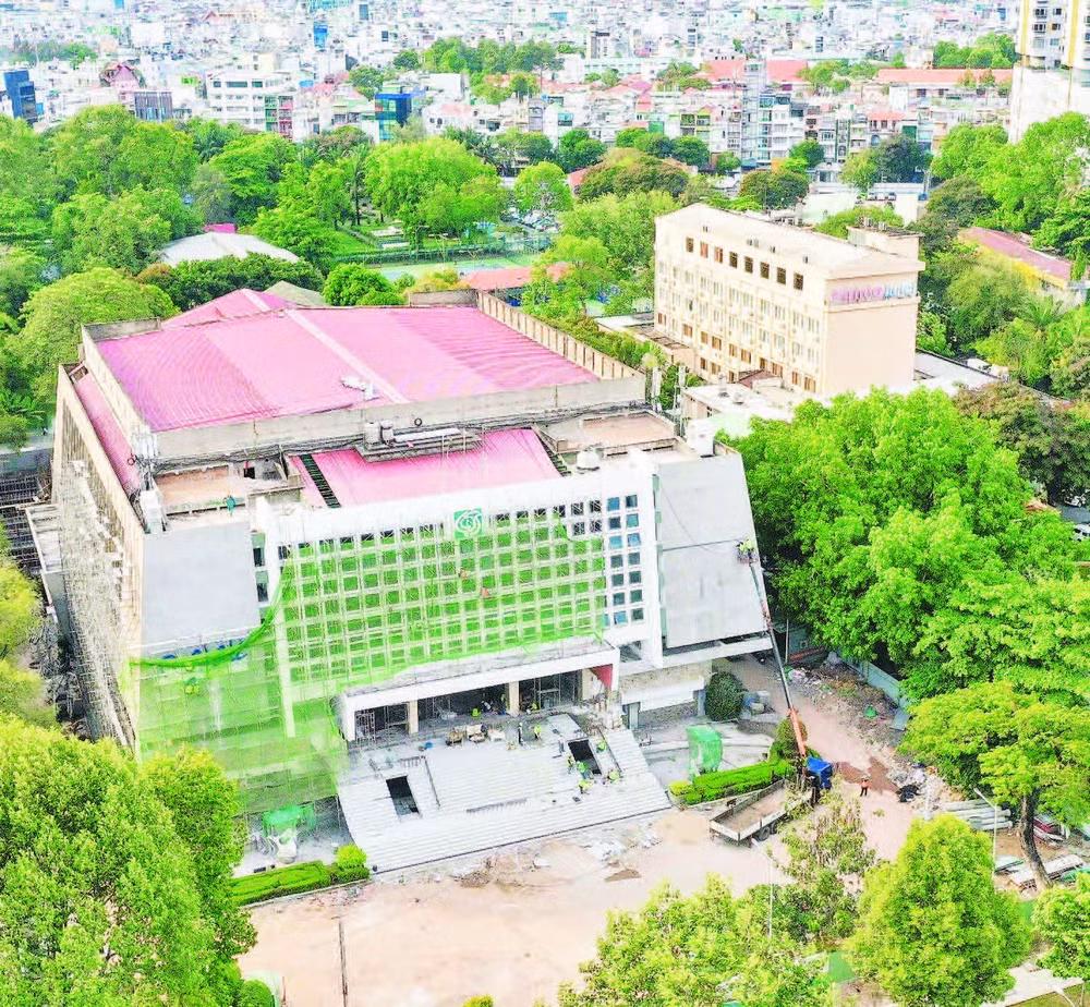 Nhà hát Hòa Bình (Quận 10 cũ), một tài sản công đang được sửa chữa. (Ảnh CTV)
