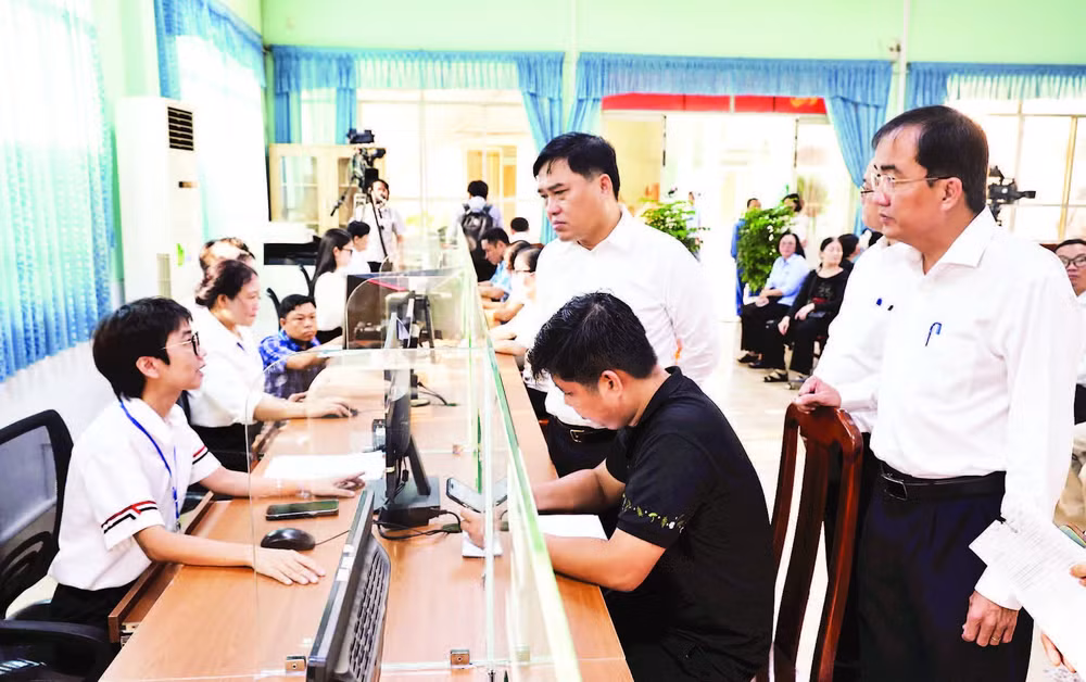 Lãnh đạo phường Trấn Biên (tỉnh Đồng Nai) kiểm tra hoạt động Trung tâm Phục vụ hành chính công phường.