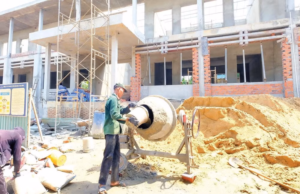 Các đơn vị đẩy nhanh tiến độ thi công Trường tiểu học Đắk Á, xã Bù Gia Mập, thành phố Đồng Nai.