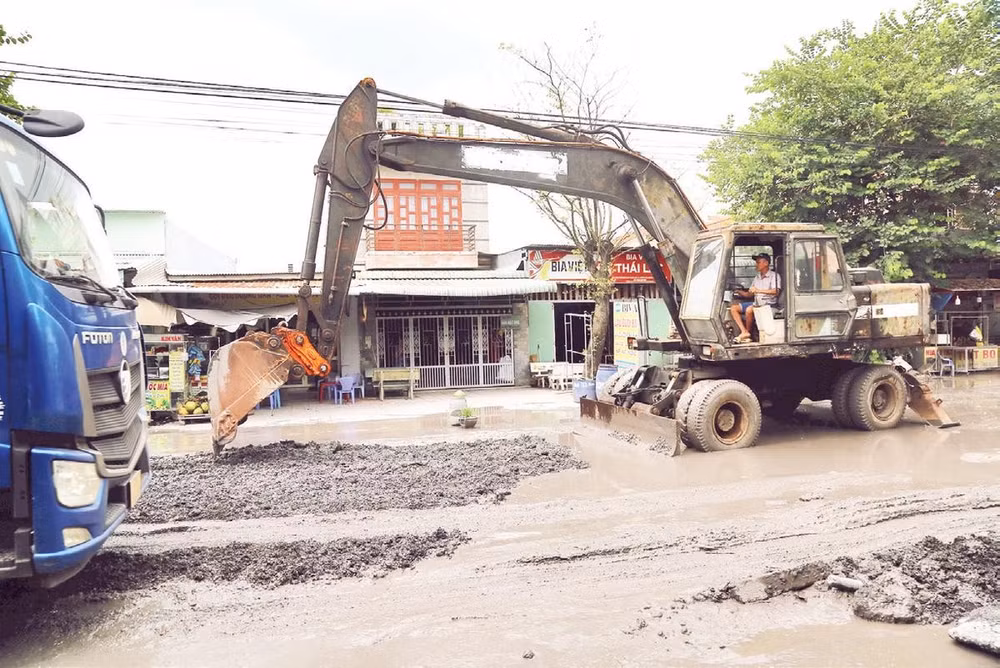 Phường Long Thành thực hiện sửa chữa tạm đoạn đường Bưng Môn bị hư hỏng nặng do quá trình vận chuyển vật liệu thi công cao tốc Biên Hòa-Vũng Tàu.