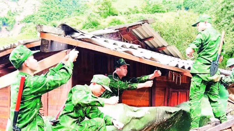 Chiến sĩ Ban Chỉ huy Bộ đội Biên phòng tỉnh Điện Biên giúp người dân vùng thiên tai ở xã Na Son, tỉnh Điện Biên di chuyển nhà ở, tài sản đến nơi an toàn.