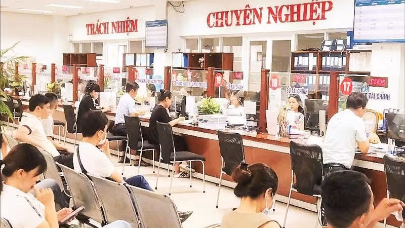 Đông đảo người dân và doanh nghiệp đến làm thủ tục hành chính tại Trung tâm hành chính công thuộc Ủy ban nhân dân thành phố Đà Nẵng.