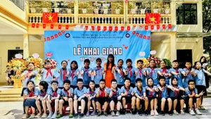 Khoảnh khắc chào mừng năm học mới của cô trò Trường tiểu học thực nghiệm Nguyễn Tất Thành, phường Cầu Giấy. (Ảnh: VIỆT HÀ) 
