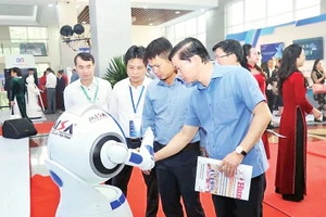 Các đại biểu trải nghiệm hoạt động của robot do Tập đoàn Viễn thông quân đội Viettel phát triển tại Diễn đàn khoa học-công nghệ, đổi mới sáng tạo và chuyển đổi số tỉnh Hưng Yên.