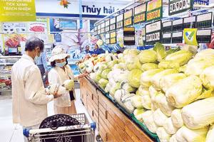 Người dân tìm mua rau xanh đạt chứng nhận “Tick xanh trách nhiệm” trong một siêu thị Co.opmart ở thành phố.