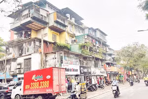 Nhiều khu chung cư cũ xuống cấp ở Hà Nội cần cải tạo, xây dựng lại.