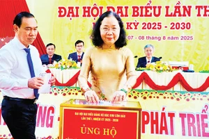Đại biểu tham dự Đại hội đại biểu Đặc khu Côn Đảo lần thứ nhất ủng hộ đồng bào khu vực miền núi và trung du Bắc Bộ, Bắc Trung Bộ bị thiệt hại do mưa, lũ.