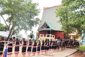 Mỗi đội cồng chiêng có khoảng từ 30-50 người.