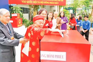 Cử tri cao tuổi bỏ phiếu bầu cử tại khu vực bỏ phiếu số 20, phường Đống Đa, thành phố Hà Nội. (Ảnh THẾ ĐẠI)