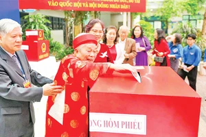 Cử tri cao tuổi bỏ phiếu bầu cử tại khu vực bỏ phiếu số 20, phường Đống Đa, thành phố Hà Nội. (Ảnh THẾ ĐẠI)