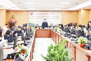 Cán bộ Thuế thành phố Hà Nội tiếp nhận và trả lời trực tuyến các câu hỏi, ý kiến người nộp thuế gửi về.