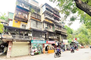 Nhiều chung cư cũ ở Hà Nội sau hàng chục năm sử dụng đã xuống cấp, ảnh hưởng mỹ quan đô thị.