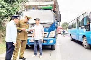 Lực lượng chức năng tăng cường kiểm tra hàng hóa lưu thông trên các tuyến giao thông trọng điểm.