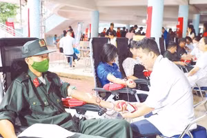 Chiến sĩ Trung đoàn Cảnh sát Cơ động Tây Bắc tình nguyện hiến máu trong Chương trình Hành trình đỏ 2026 được tổ chức tại tỉnh Điện Biên (Ảnh LÊ LAN)