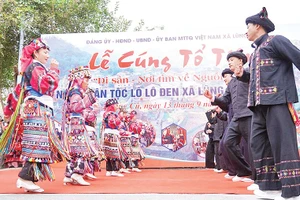 Sau nghi lễ cúng tổ tiên sẽ là các điệu múa truyền thống do những chàng trai, cô gái thôn Lô Lô Chải thực hiện.